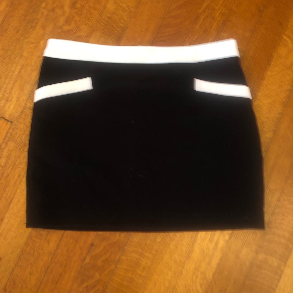 Forever 21 women’s black skirt